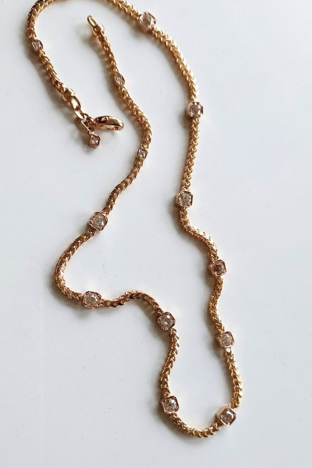 Smycken 
Francokedja collier i guld med briljanter i Chaner-fattningar.