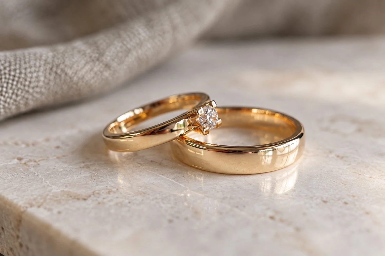  Ringar, Vigselringar 
Förlovningsringar i rödguld – enstensring med briljant och slät ring.
