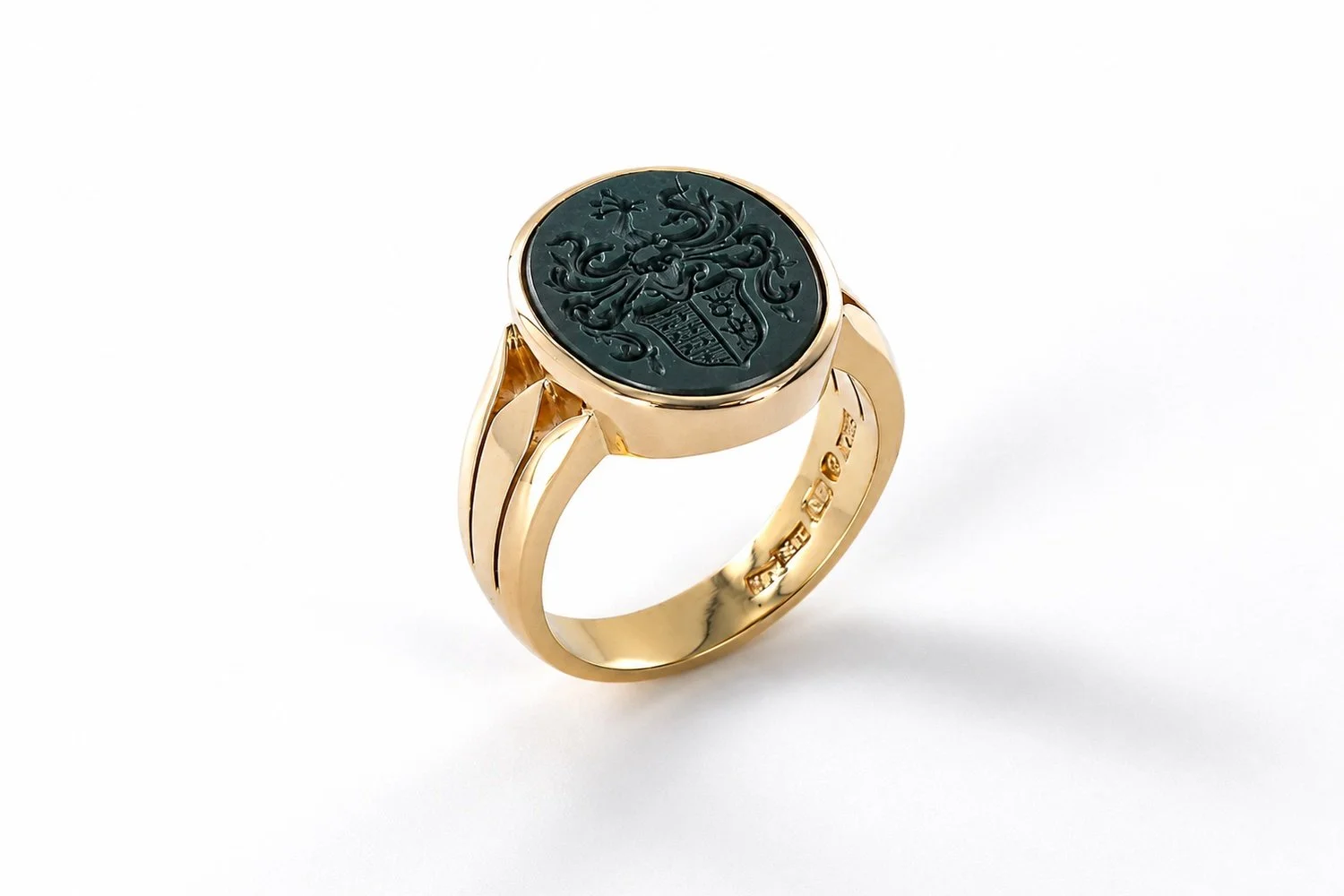  Ringar, Herr, Gravyr, Färgstenar 
Klackring i guld med handgraverat vapen i heliotrop.