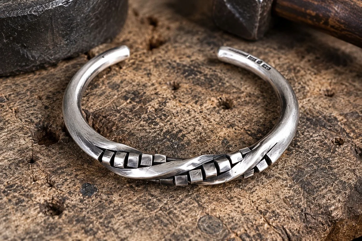  Smycken 
Twisted – handgjord armring i silver.