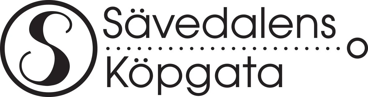 Logotyp för Svedalens Köpgata med en stor S i en cirkel.