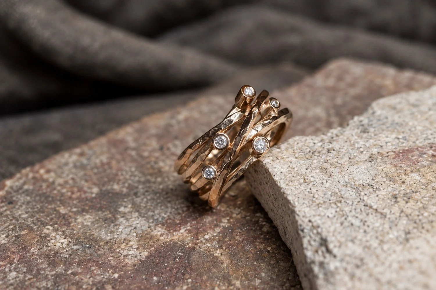  Omarbetning, Ringar, Smycken 
Crossover Chaner – smyckesring i 18K rödguld med diamanter, tillverkad av omarbetat guld.