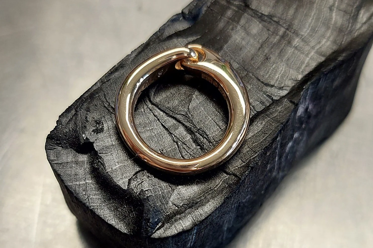  Ringar 
Ring i 18K rödguld med länkade droppar.