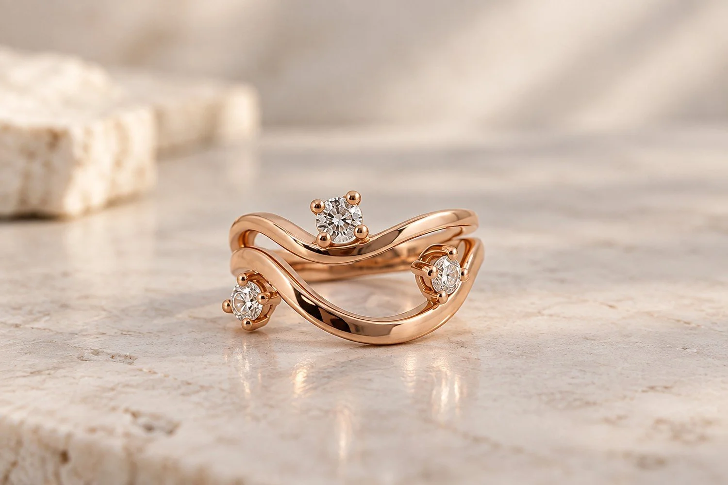  Ringar 
Formgiven ring i rödguld – vågform med tre briljantfattningar.