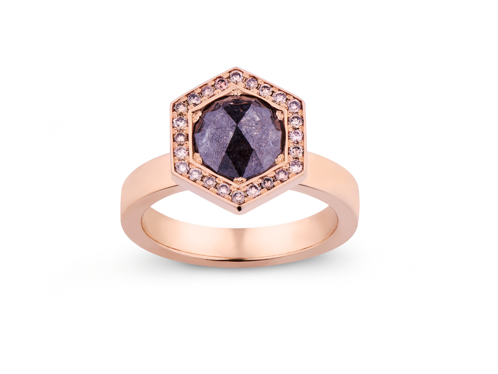 Ring i rödguld med rå diamant och briljanter i hexagonform, tillverkad av Guldsmedshuset i Sävedalen