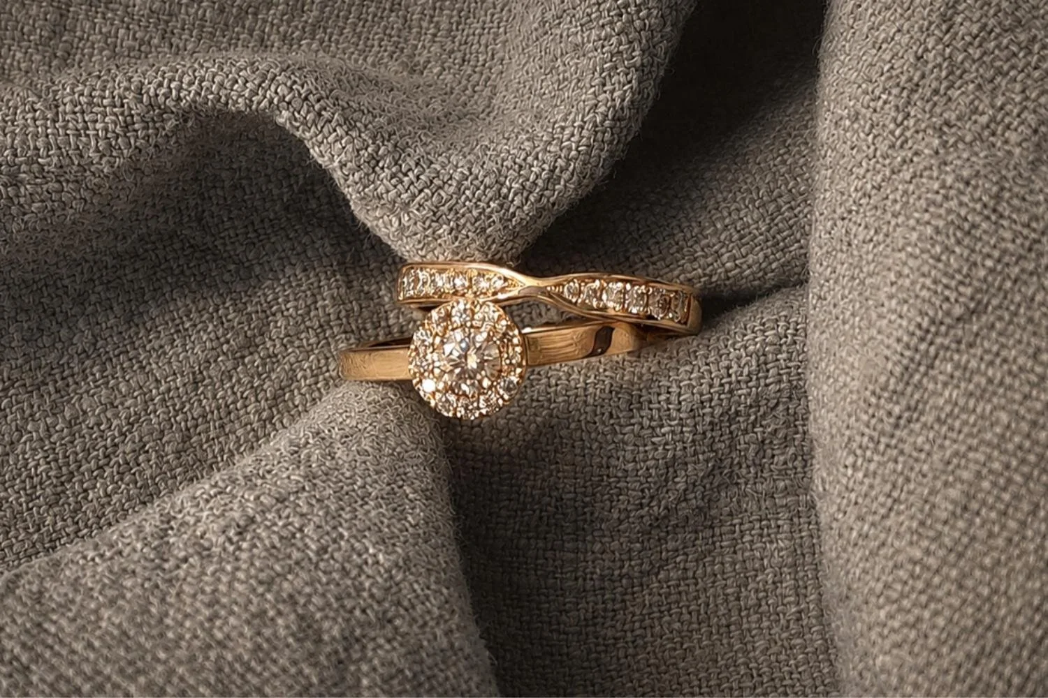 Carmoséring med diamanter tillsammans med matchande alliansring i guld.