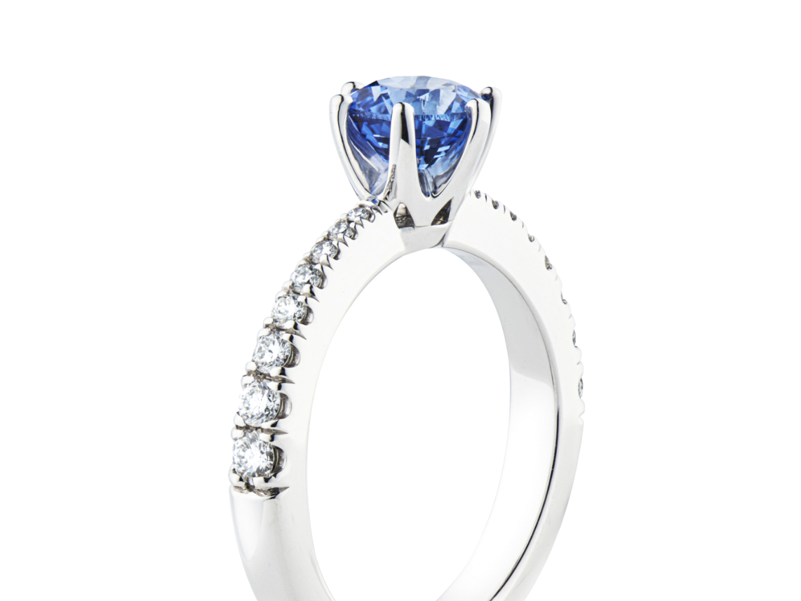 Enstensringen Sparkle i vitguld med blå safir och diamanter från Guldsmedshuset.