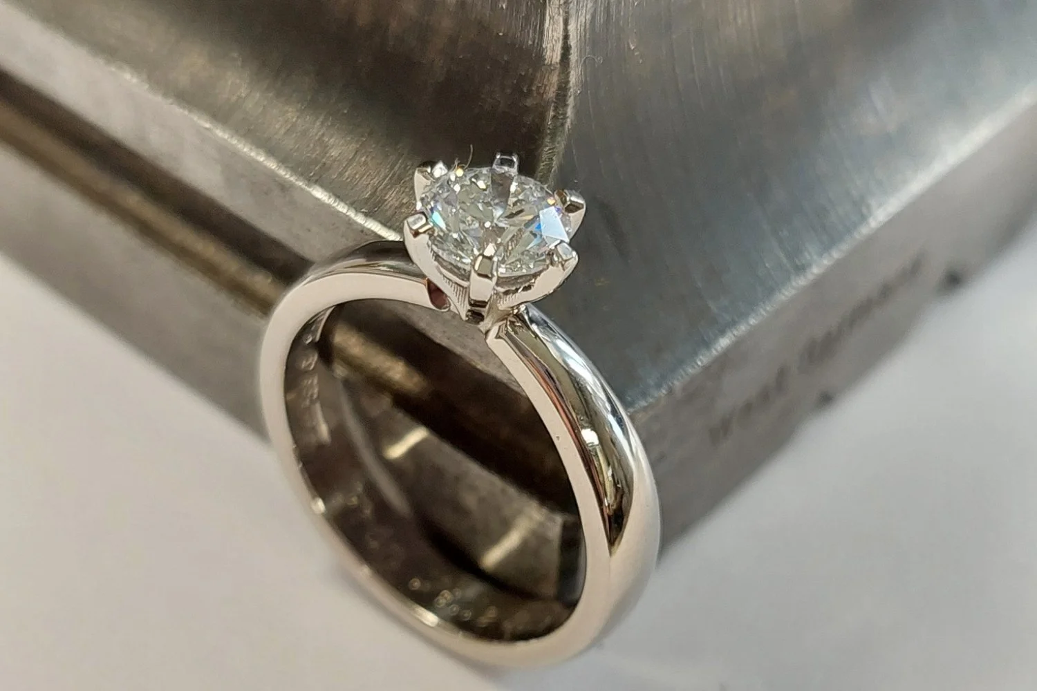  Ringar,Vigselringar 
Klassisk enstensring i vitguld med briljant i sex klor.