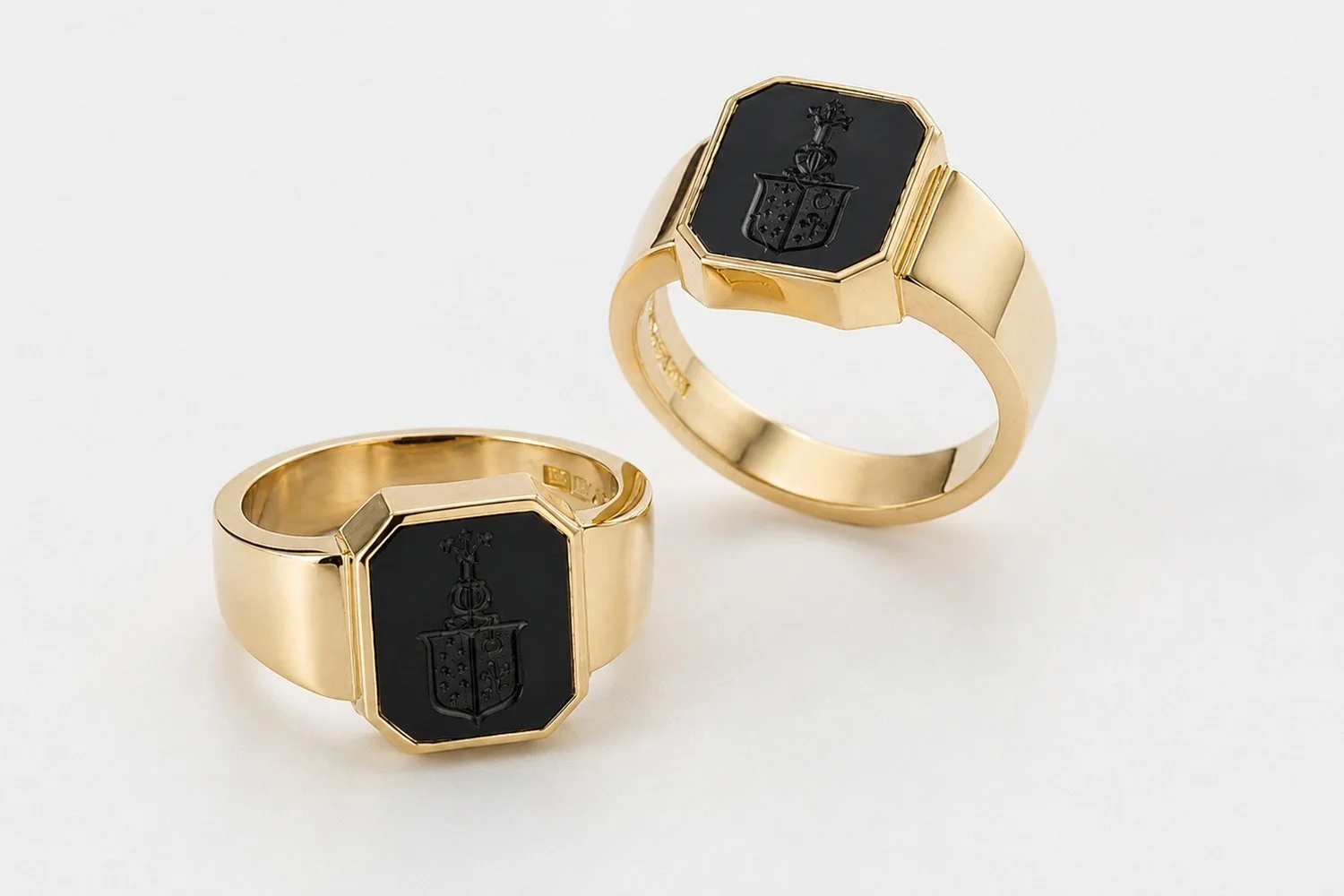  Herr,Färgstenar,Gravyr 
Signetringar i 18K guld med onyx och sardonyx, handgraverade med vapen och monogram.