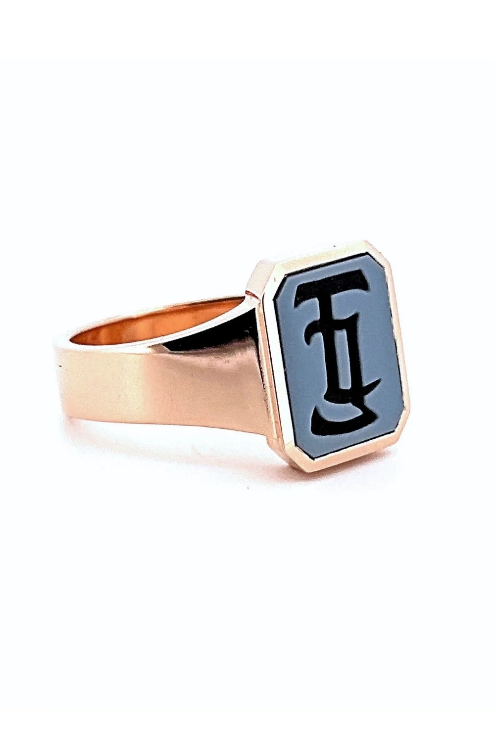  Ringar,Herr,Gravyr 
Klackring i 18K guld med graverad sardonyx.