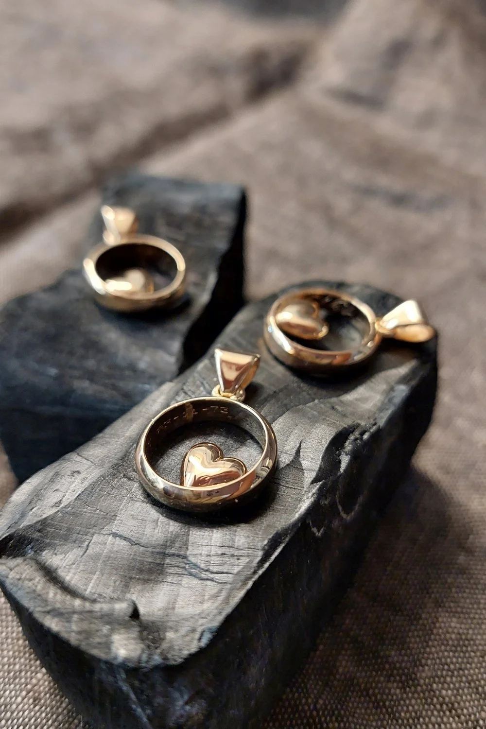  Smycken 
Hängsmycken i 18K guld, omarbetade från ringar som personliga minnessmycken.
