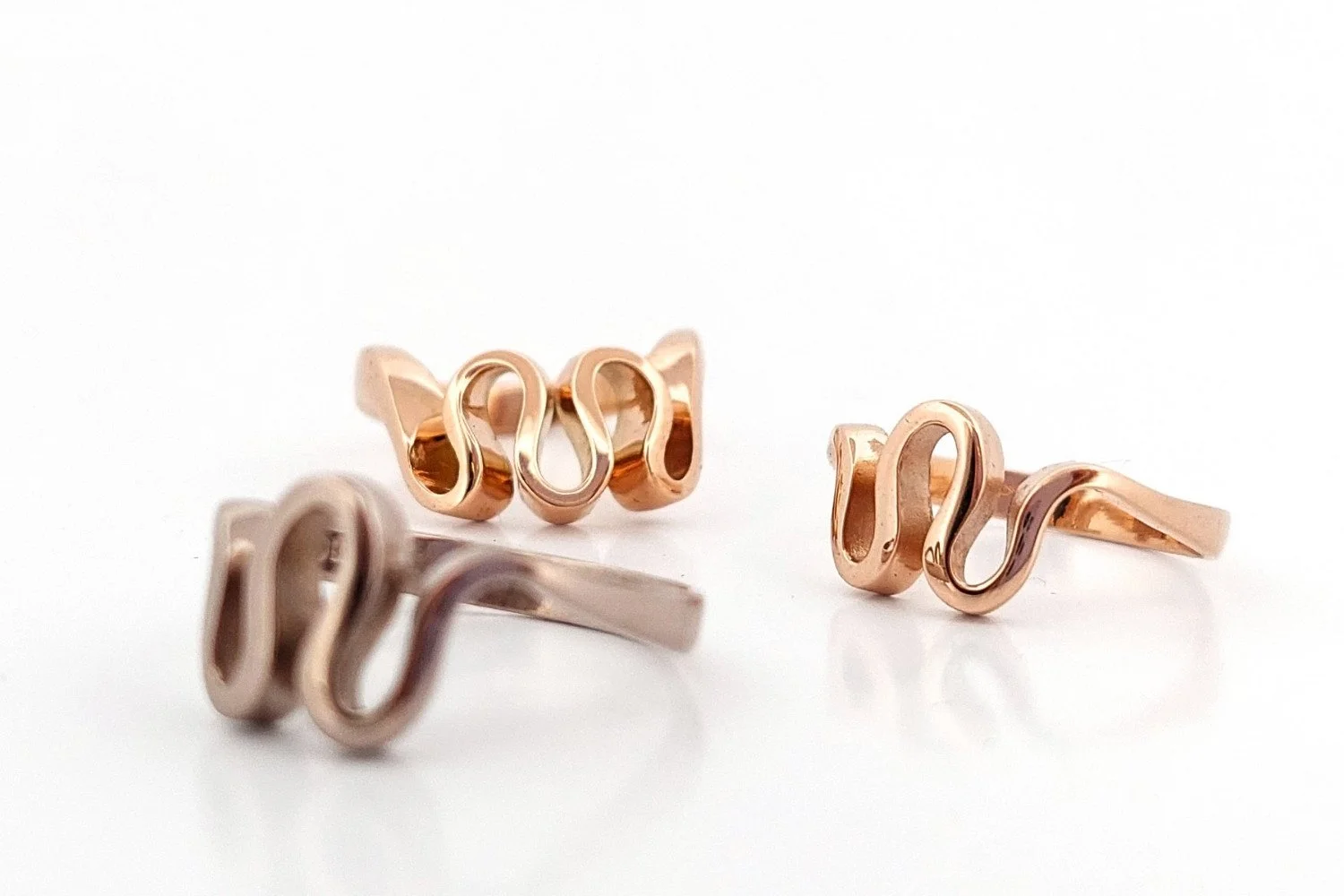  Ringar 
Wave – handgjorda ringar i 18K rödguld.