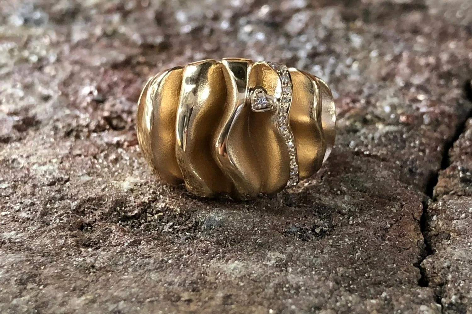  Ringar,Smycken 
Anemone – ring i 18K rödguld med briljanter och hjärtdetalj.