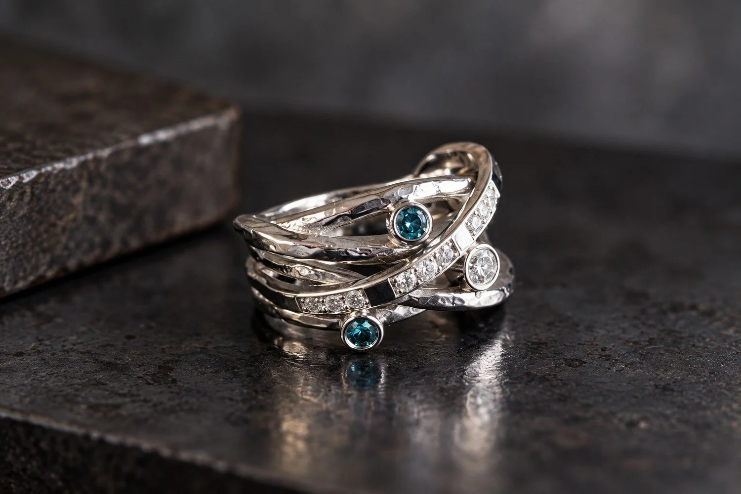  Ringar, Vigselringar 
Crossover-ring i vitguld – med Ice Blue briljanter.