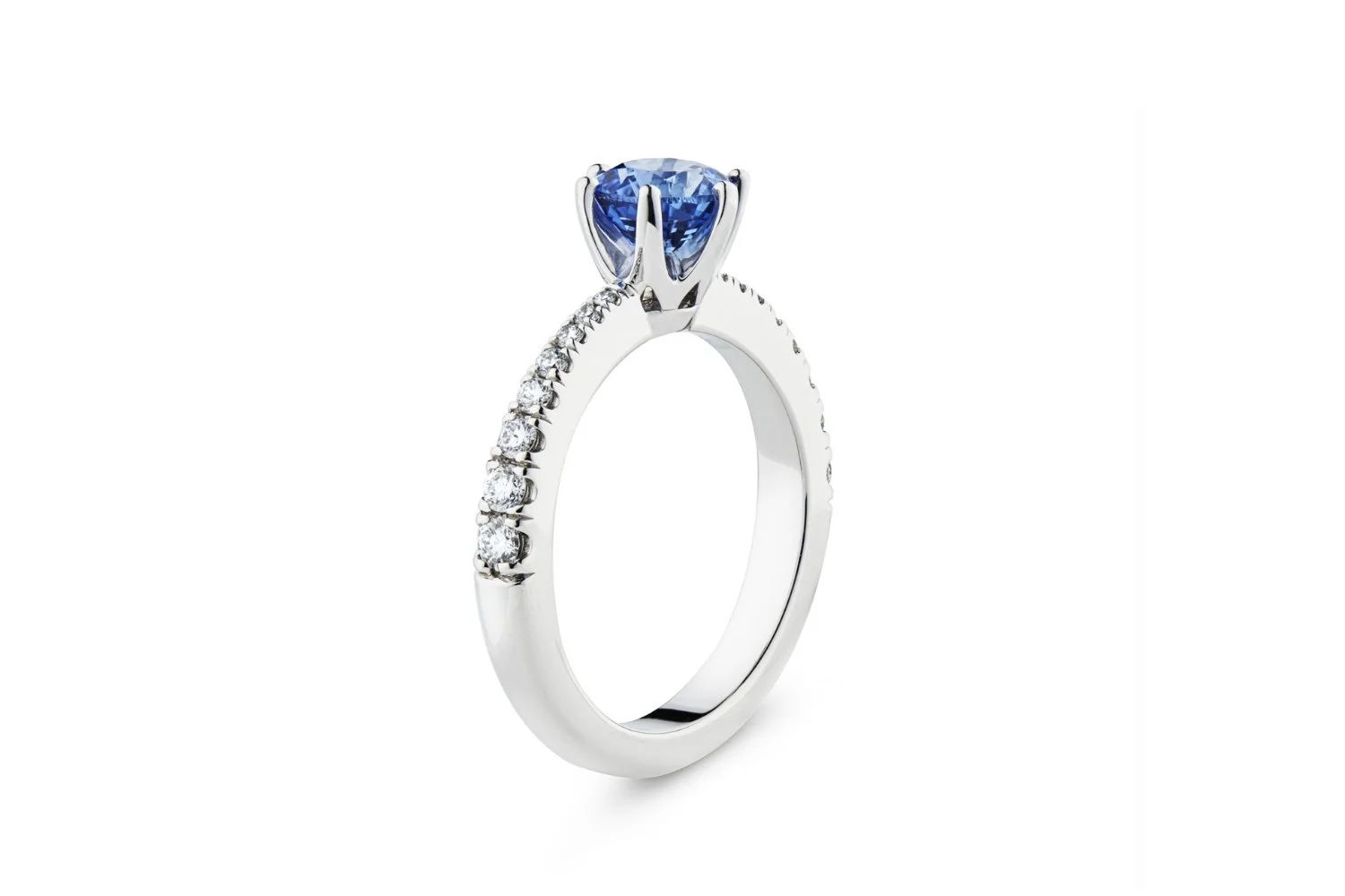  Ringar, Färgstenar 
Sparkle – enstensring i 18K vitguld med blå safir och briljanter.