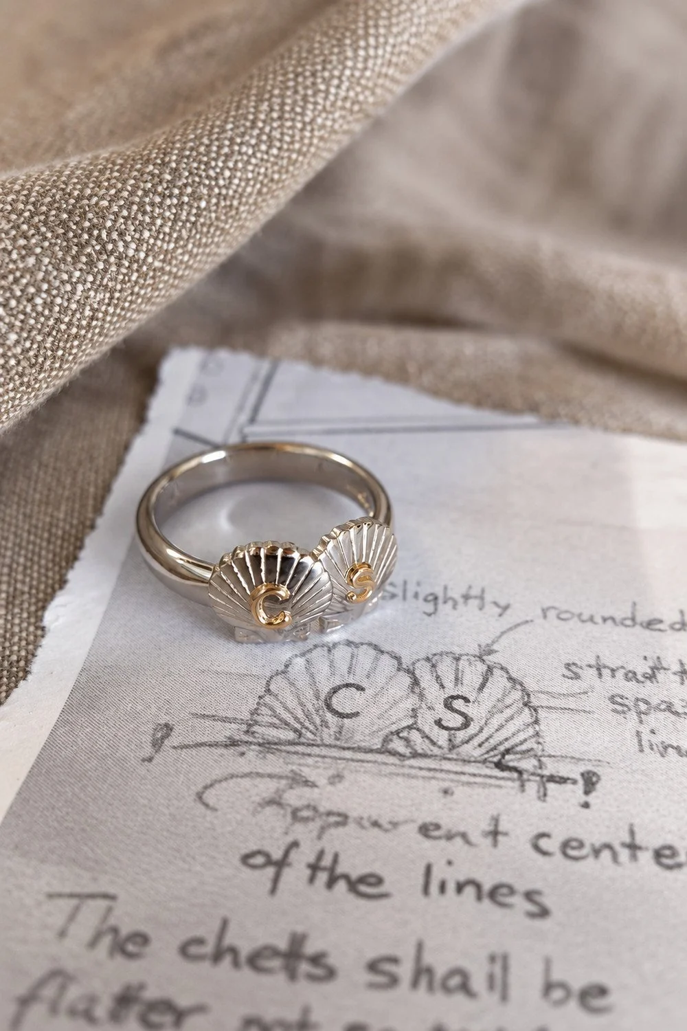 Specialdesignad ring tillsammans med kundens skiss – från idé till färdigt smycke.