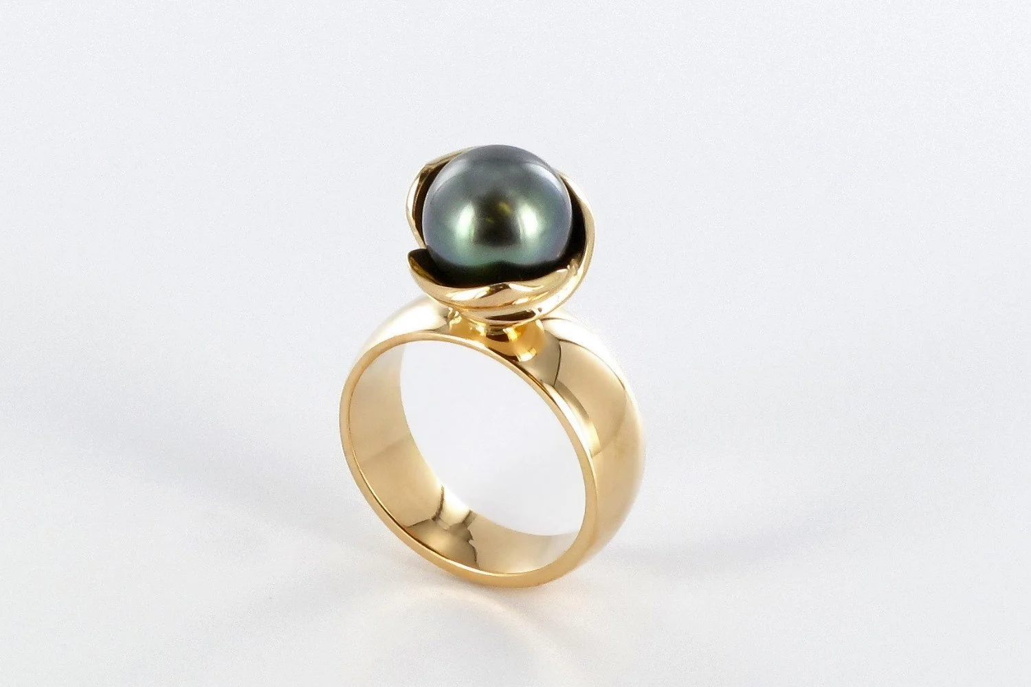 Ring i 18K guld med Tahitipärla.
 Ringar, Smycken, Pärlor 
