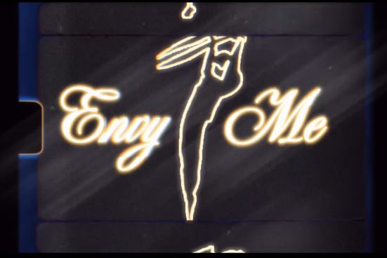 Un cartel con letras luminosas que dice 'Enjoy Me' y una imagen de una mujer estilizada en el centro.