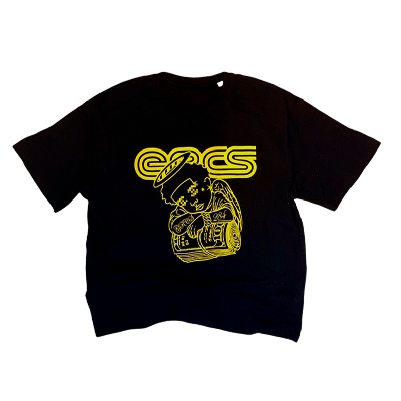 Camiseta negra con ilustración y texto en amarillo que dice 'ACES', con un dibujo de un niño y un loro.