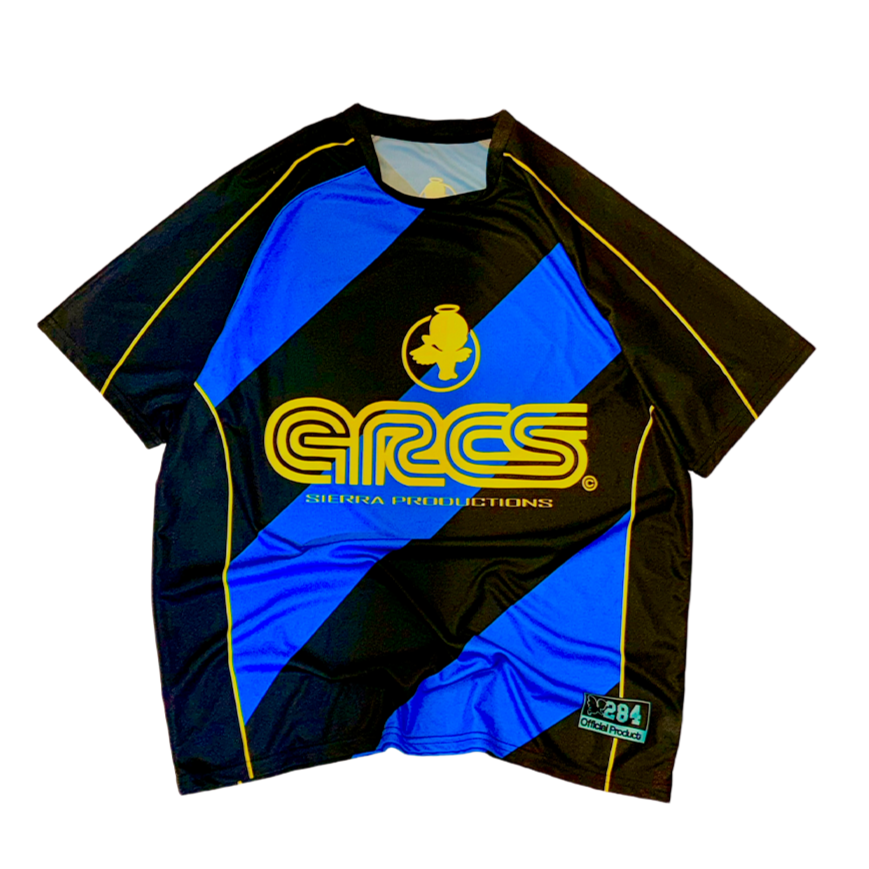 Camiseta deportiva de color negro y azul con detalles en amarillo, con logotipo en el centro y una etiqueta en la esquina inferior derecha que dice '284'.