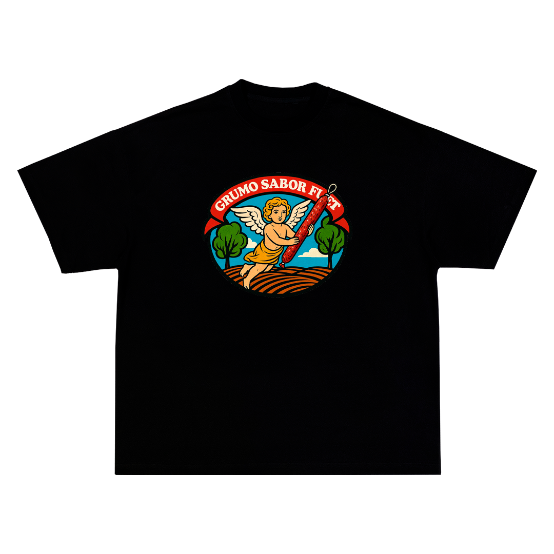 Camiseta negra con un diseño colorido de un ángel con alas que sostiene una gran chispa y dos árboles verdes, con una pancarta roja arriba que dice 'GRUMO SABOR FLAT'.