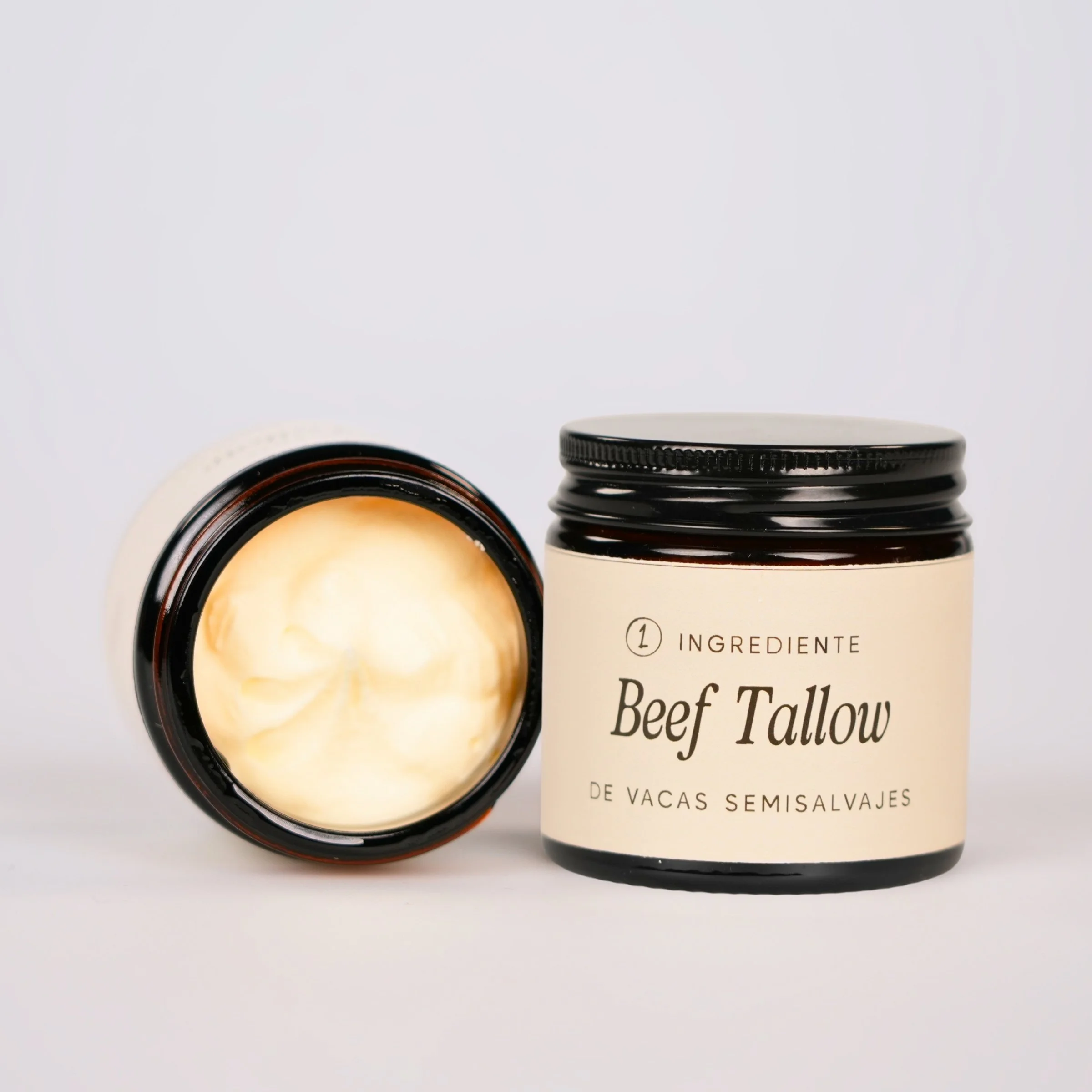 envase marrón con crema color beige y una etiqueta que dice 'ingrediente Beef Tallow de vacas semisalvajes'