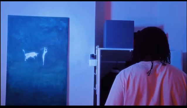 Persona con cabello rizado mirando una máquina de rayos X con una radiografía de un perro y un gato