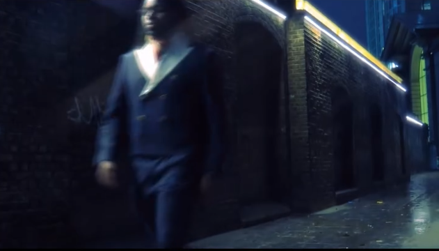 Persona caminando por una calle nocturna con paredes de ladrillo y luces de neón.