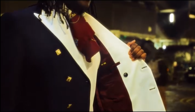 Persona con traje formal abriendo la parte interior de su saco