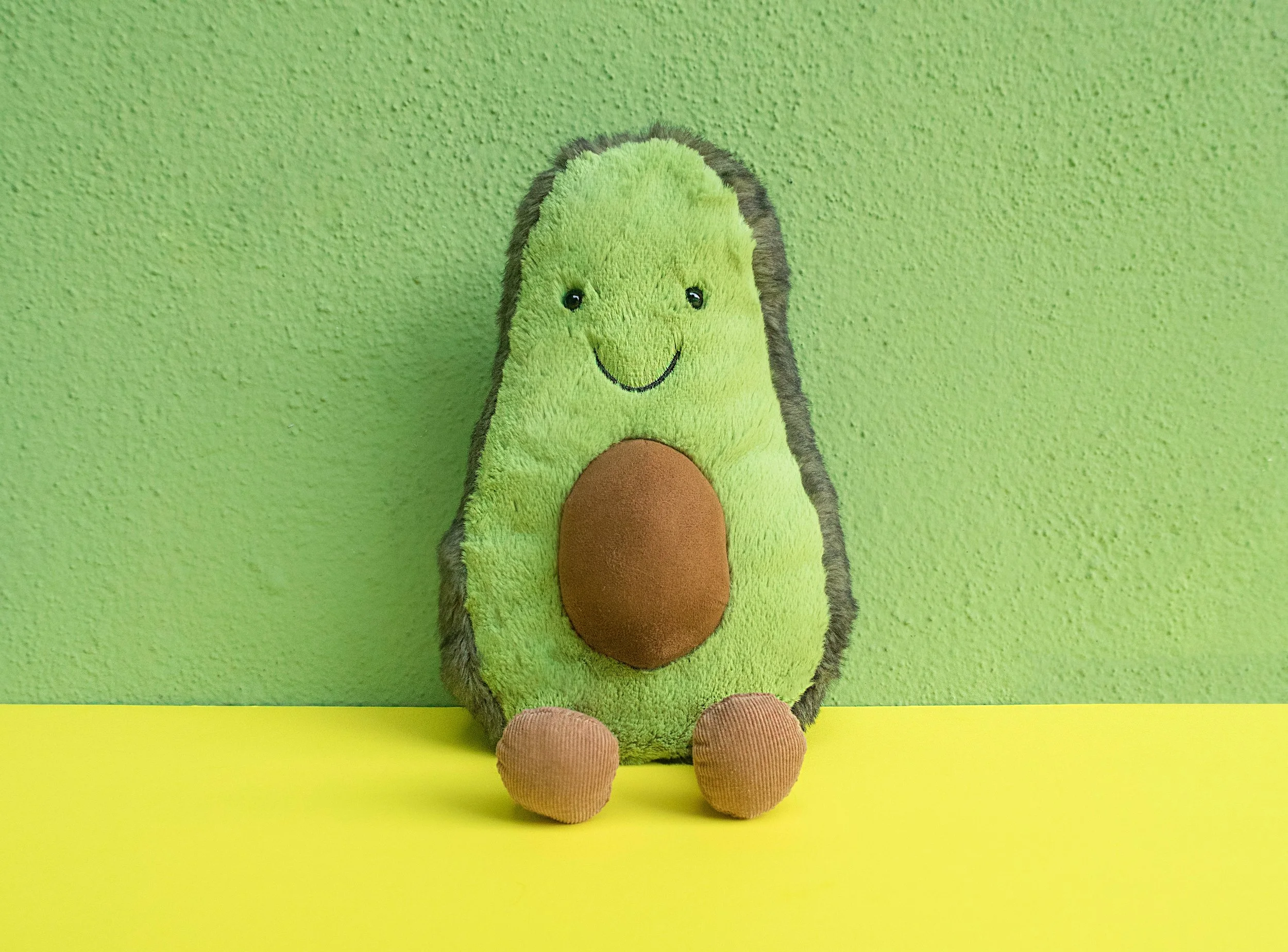 Stoffavocado mit zufriedenem Gesicht