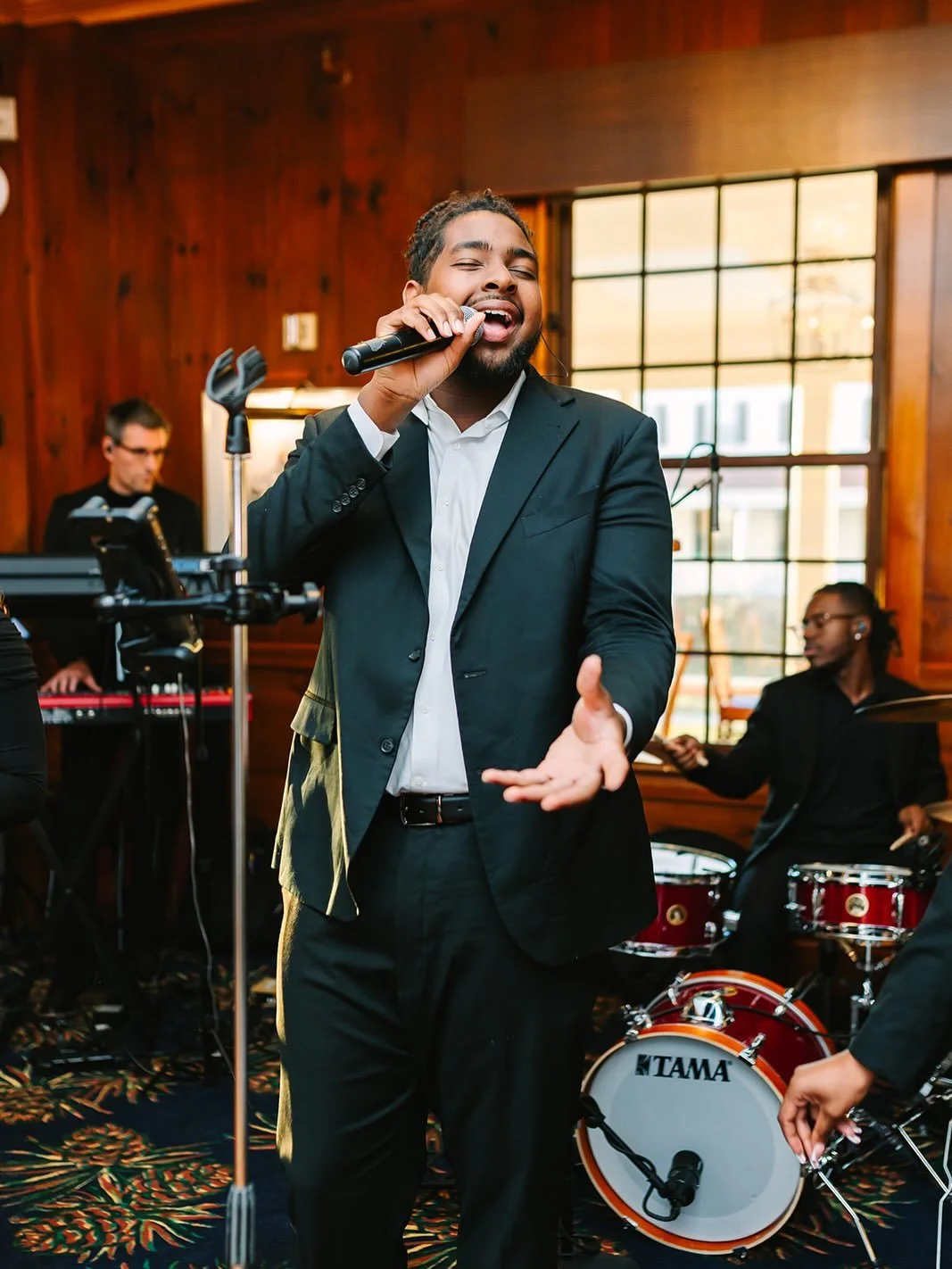 Live music brings the energy to the dance floor every time. 🎸🥁🎤

Band - @night_shift_entertainment  SOHO Band
Photos - @dampolophotography 
Venue - @thecolonyhotelmaine_kpt 

Wedding | Wedding Planners | Wedding Coordinator | Coordination | Maine 