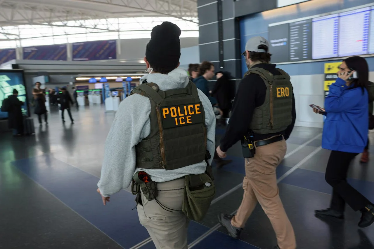 Prisões do ICE em aeroportos se expandem para viajantes com vistos expirados e pedidos de imigração pendentes