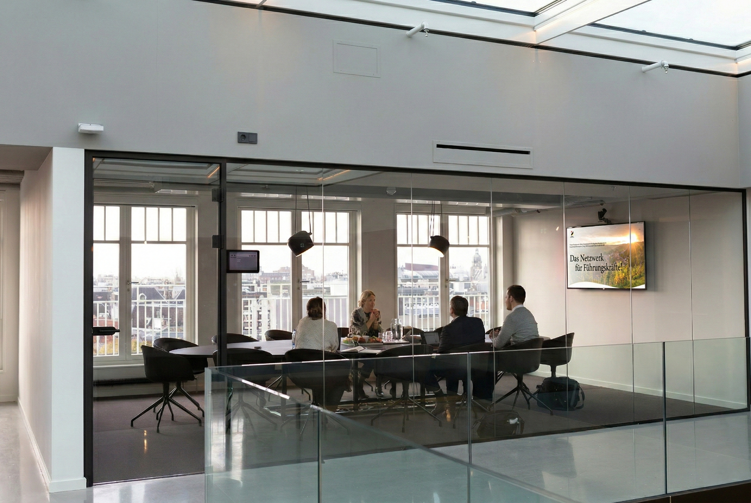 Konferenzraum zur Besprechung von Netzwerkaktivitäten