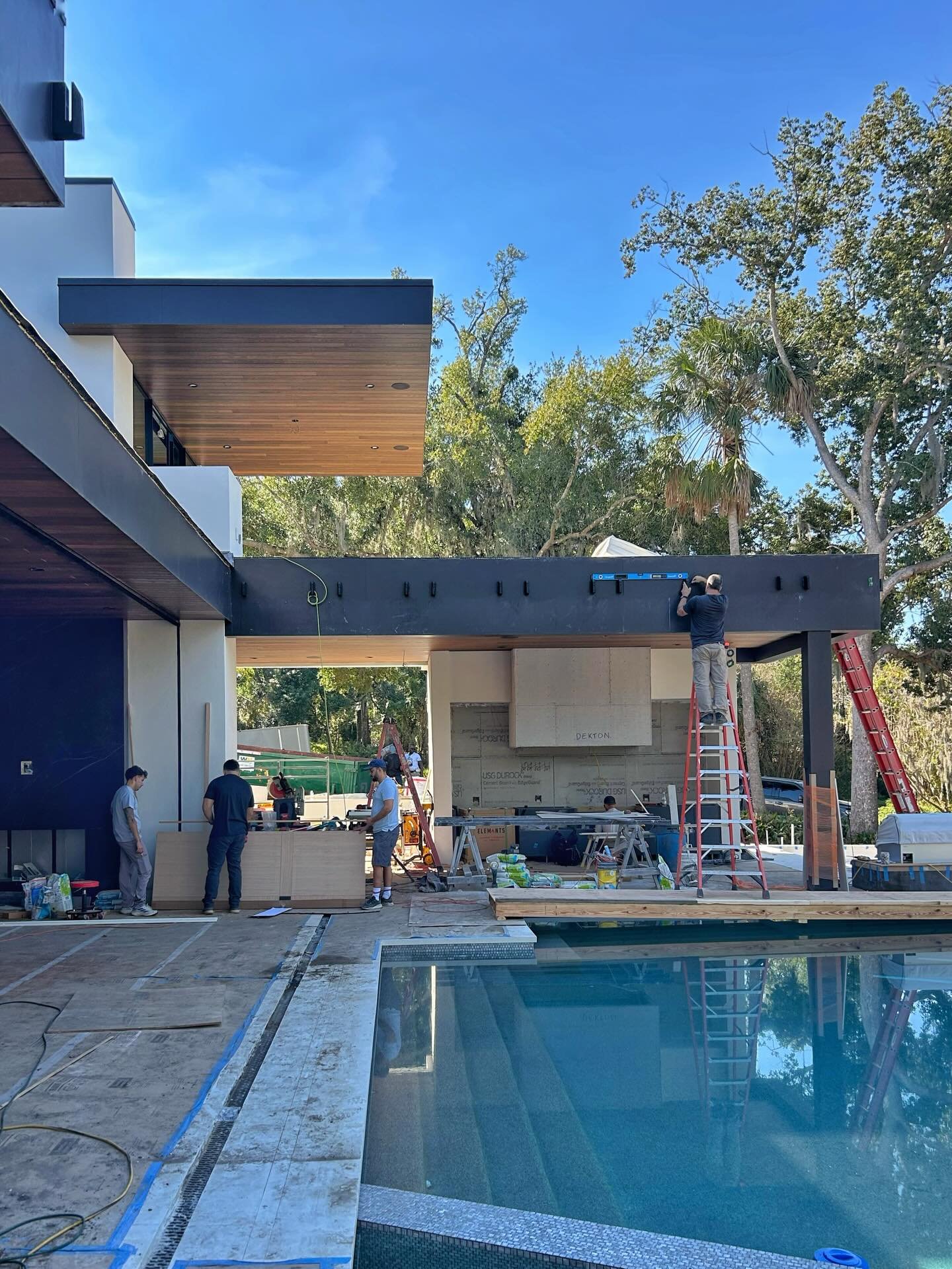 We always love a good cantilever. 

The New American Home 2026 #TNAH is getting very close to its big reveal and the @alairorlando Orlando team is working around the clock to make it happen

@steelestreetstudios 
@millsdesigngroup 

@sksappliances 
@