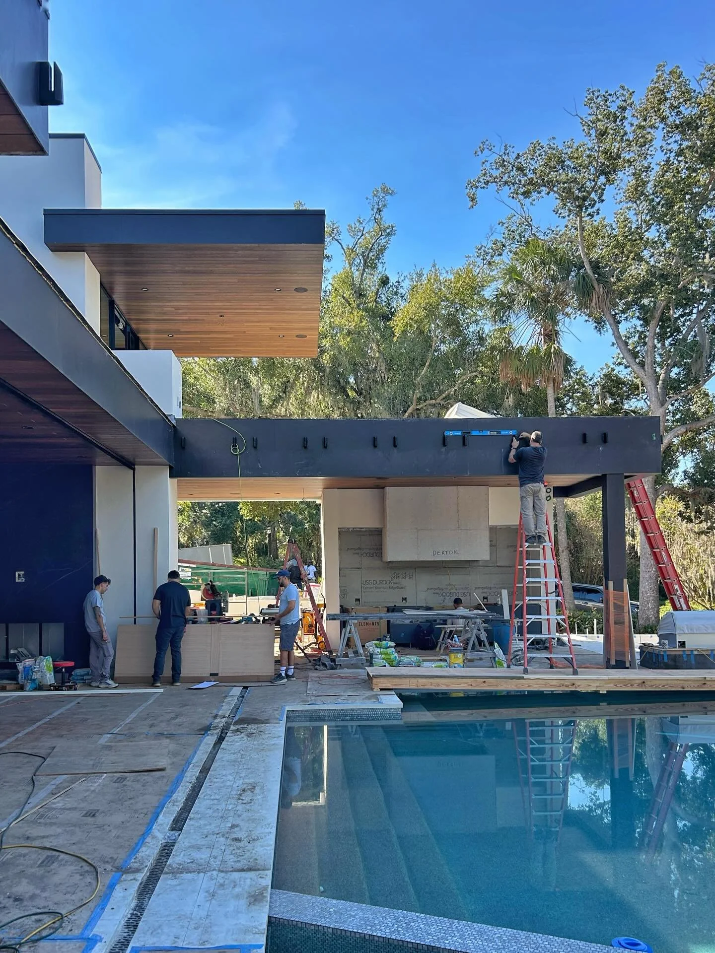We always love a good cantilever. 

The New American Home 2026 #TNAH is getting very close to its big reveal and the @alairorlando Orlando team is working around the clock to make it happen

@steelestreetstudios 
@millsdesigngroup 

@sksappliances 
@