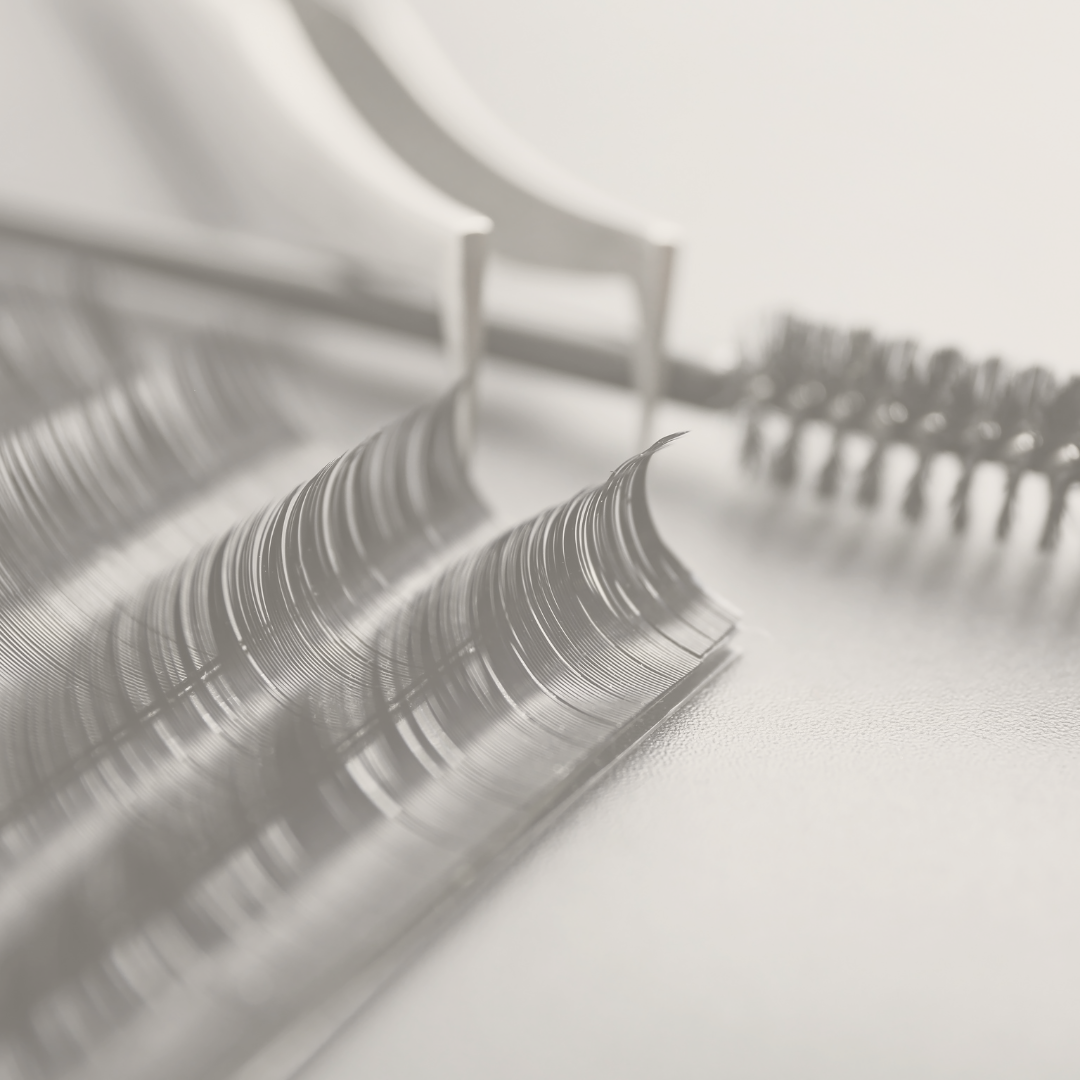 Vues rapprochées de bandes de (faux) cils pour extension de cils.