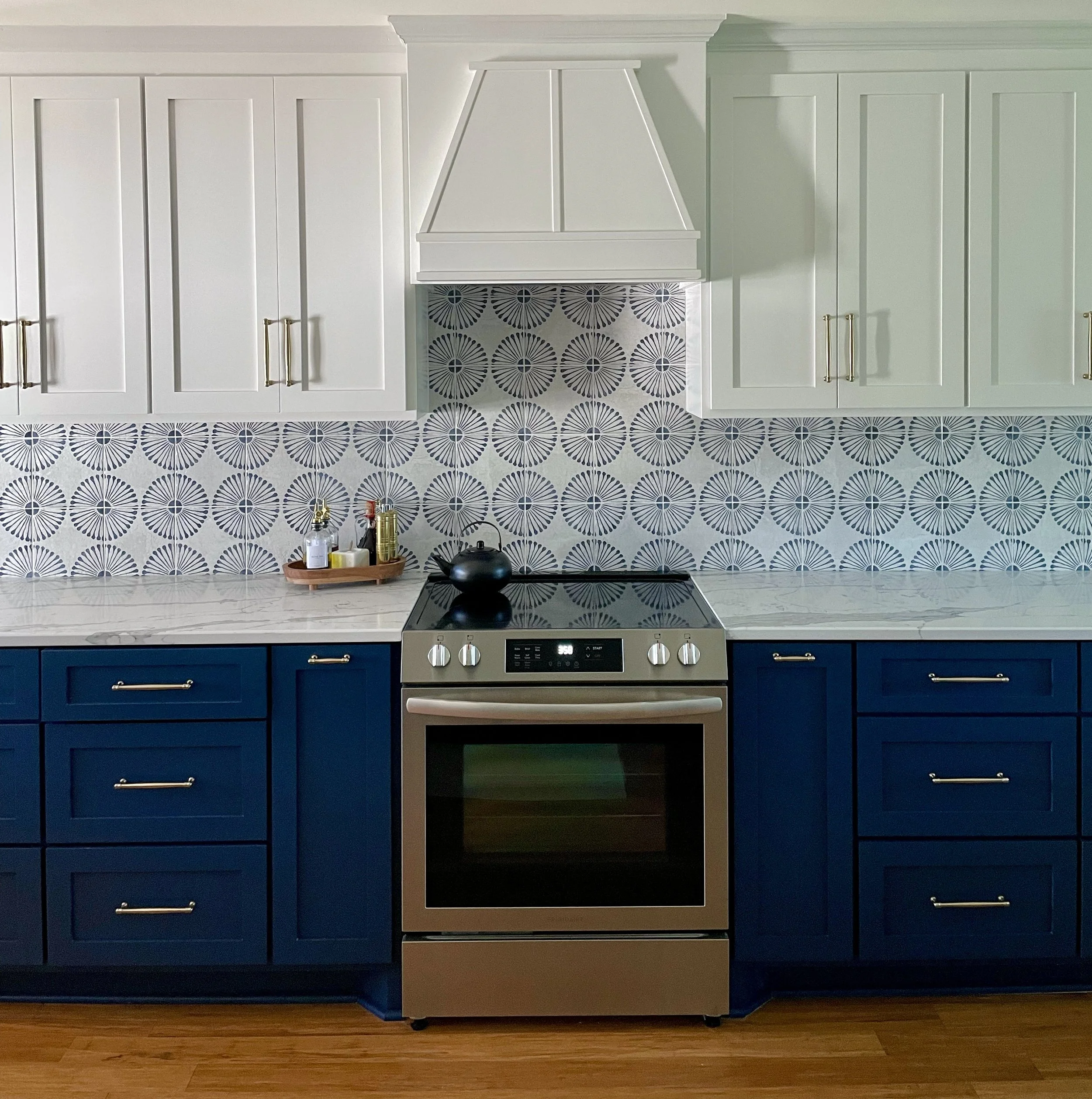 custom hood, white shaker style uppers and navy lowers