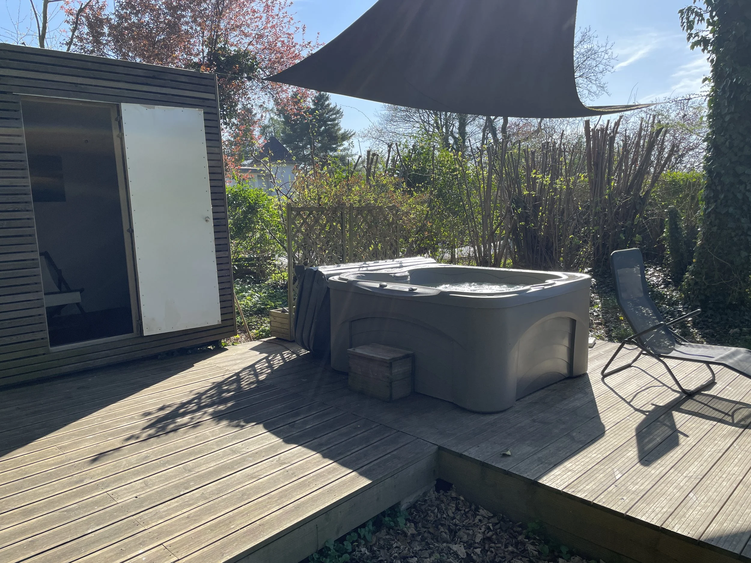 Le jacuzzi dans la nature et sauna à côté