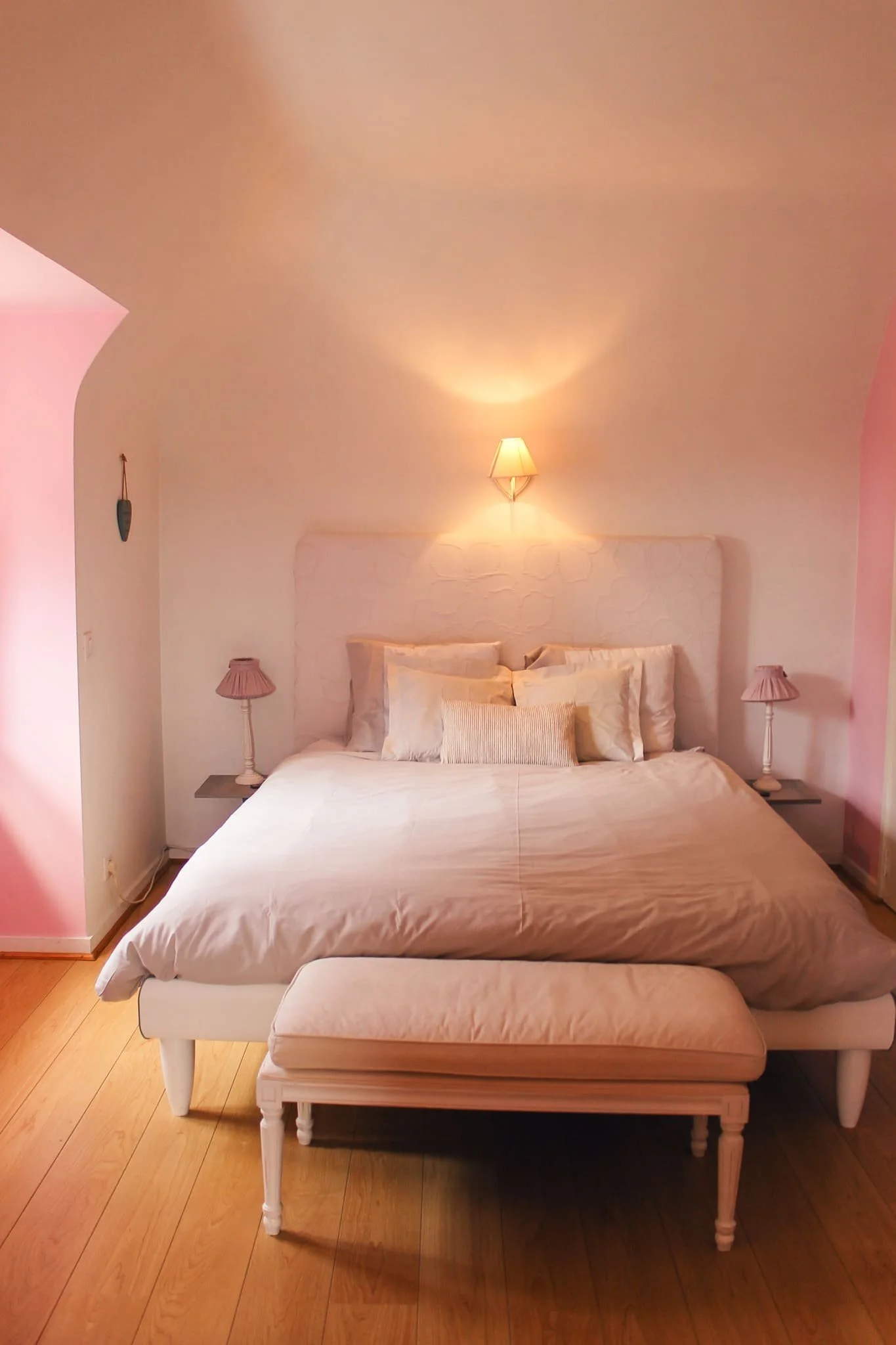 Lit queenside de la chambre princesse et ses oreillers avec lampes de chevet.