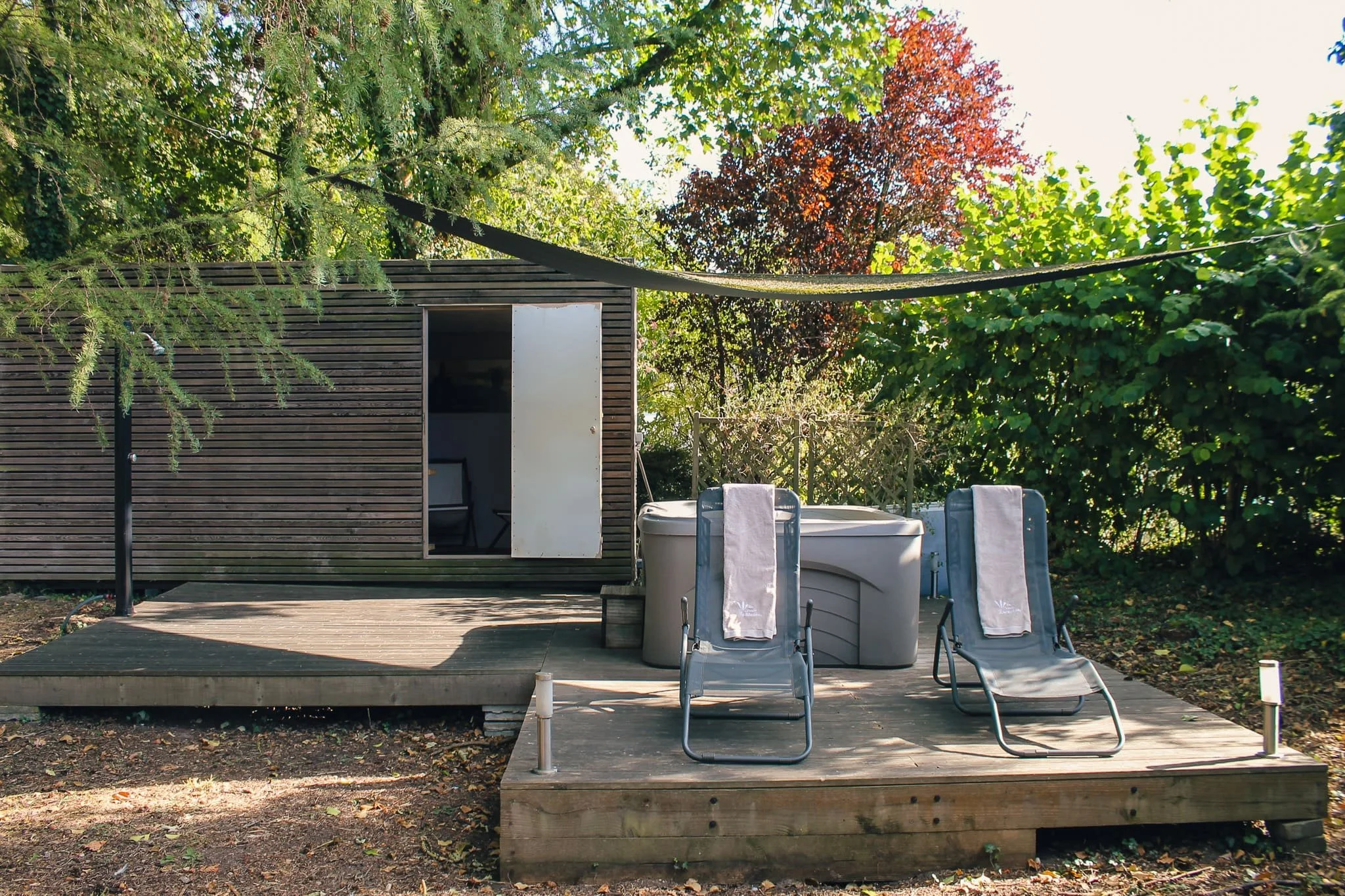 Le jacuzzi dans la nature et sauna à côté