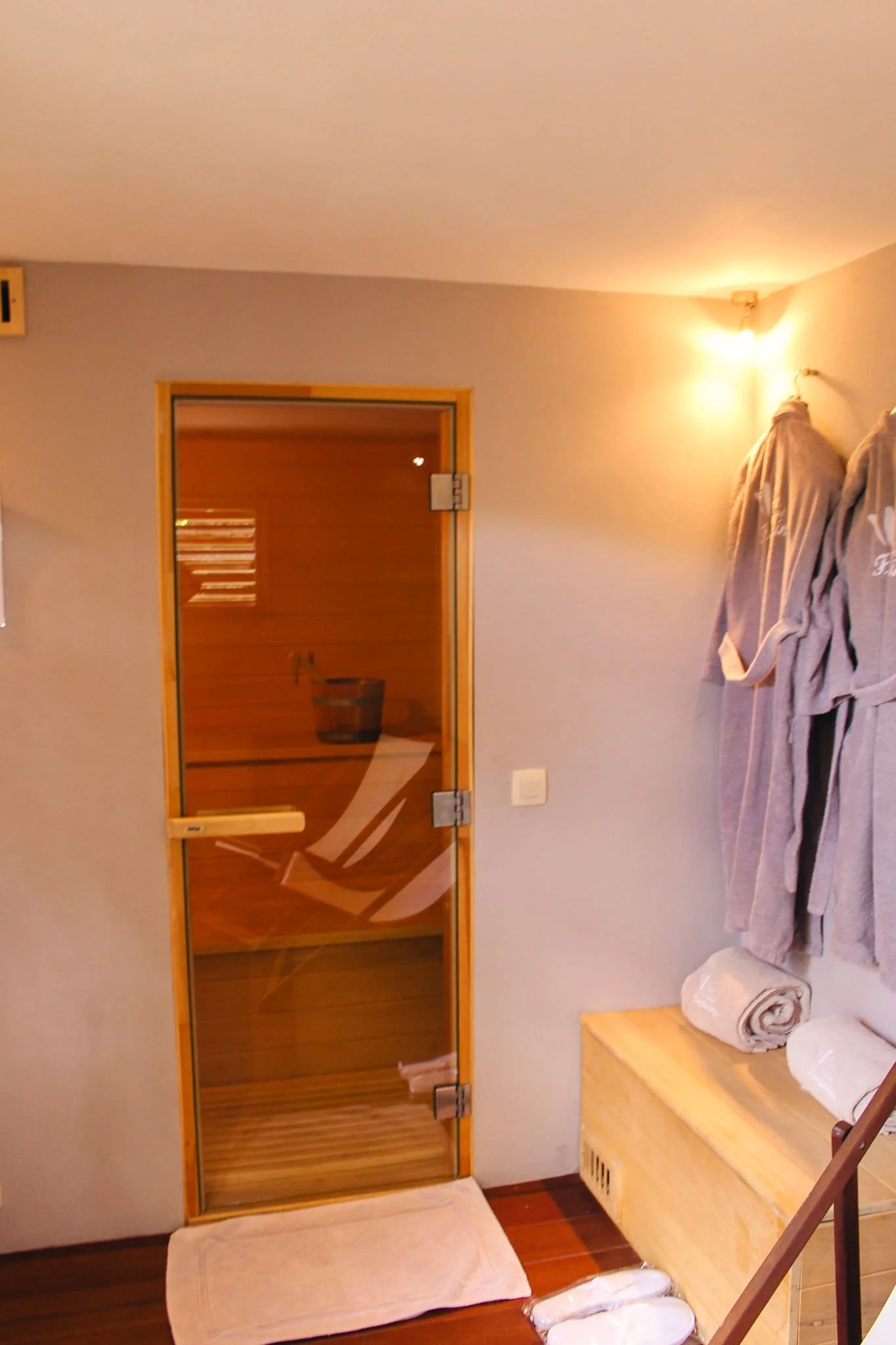 La cabine de sauna en bois avec des bancs en bois.