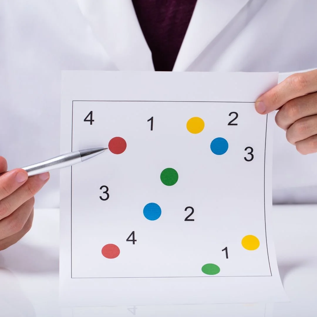 Diagramma con punti colorati e numeri accanto, usato comunemente per giochi o logica