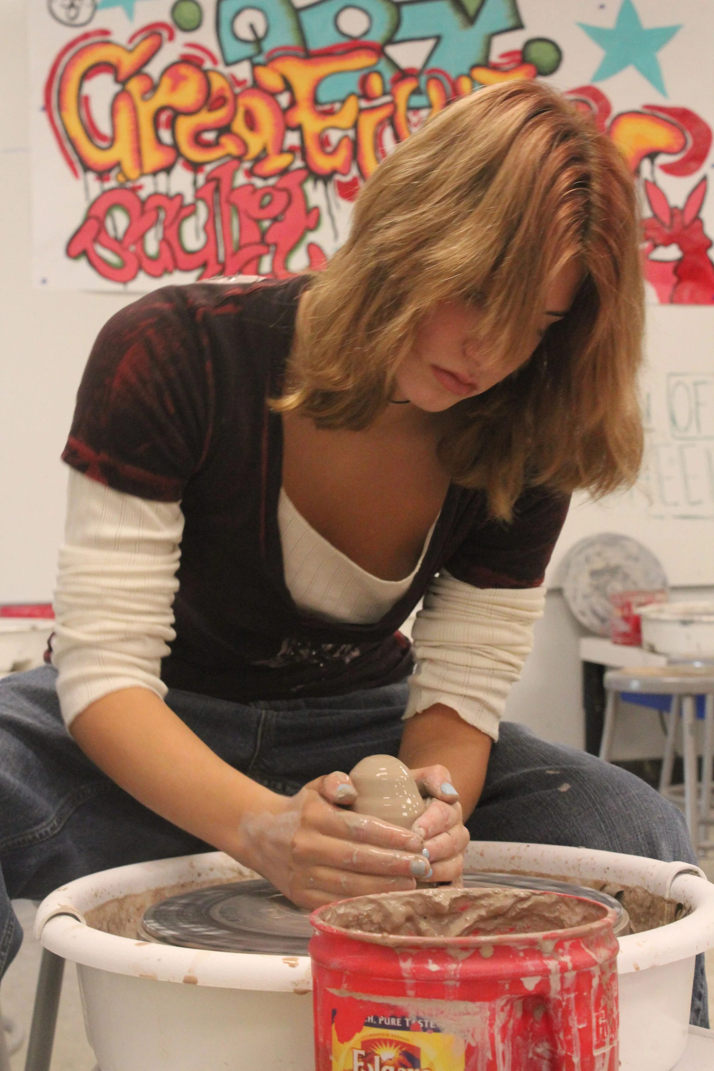 MiaSchwartz_shaping clay.jpg