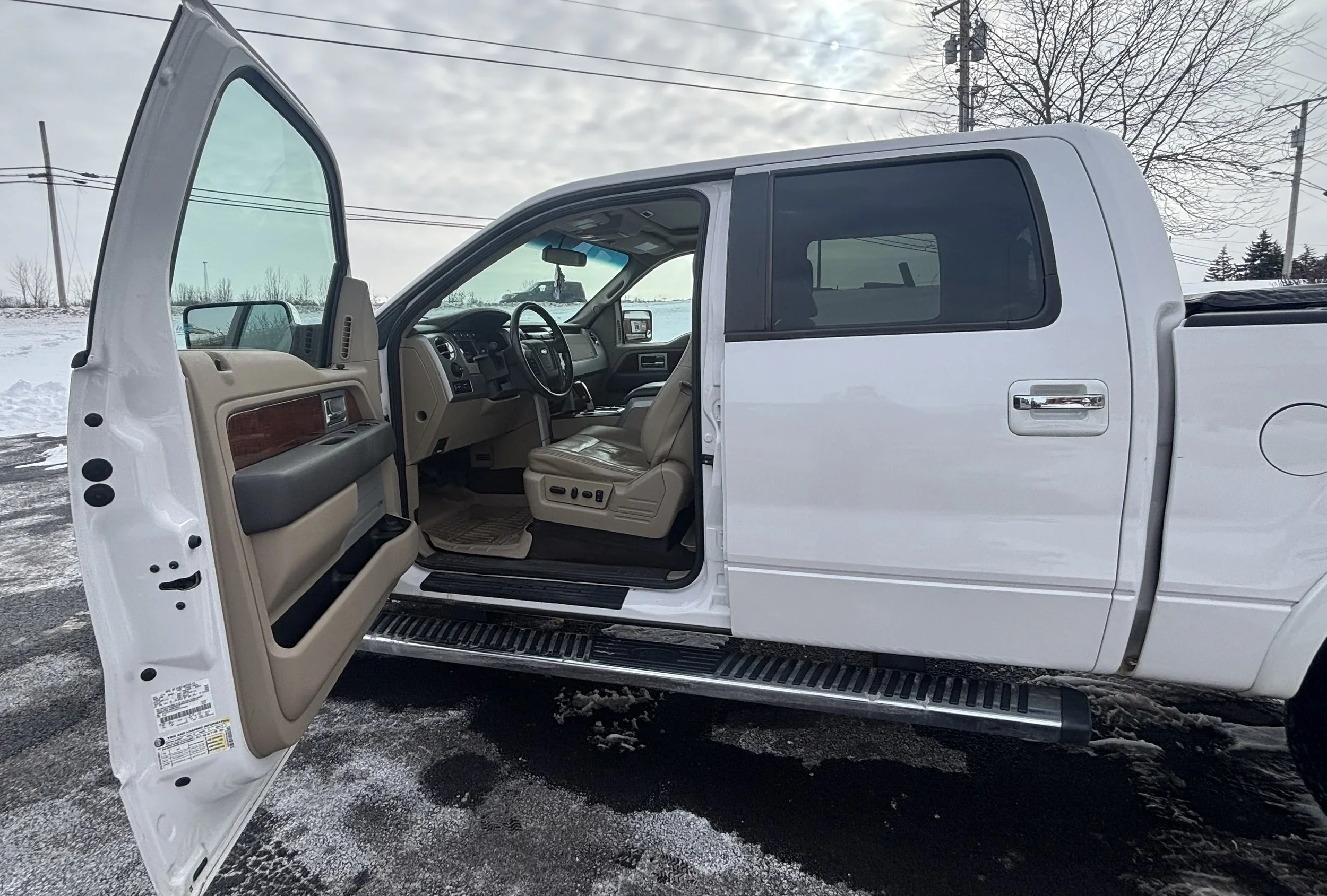 1010 ford semitruck. model f-150 crew cab lariat