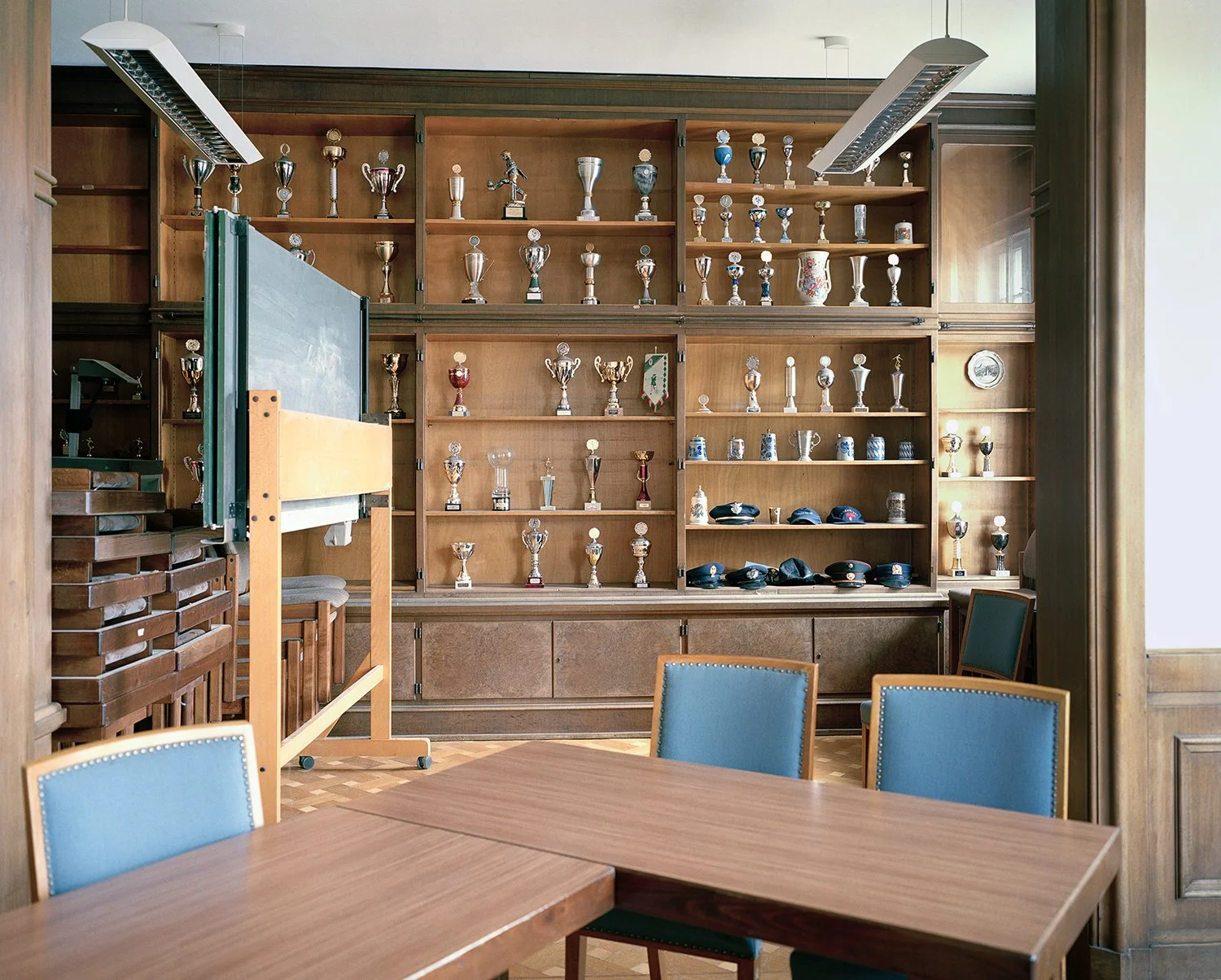 Police Department Nr. 22, Prinzregentenplatz Munich, 1929/2009.
Second ﬂoor, former living room of Hitler. Now seminar and storage room for the trophies of the police department’s soccer team.
