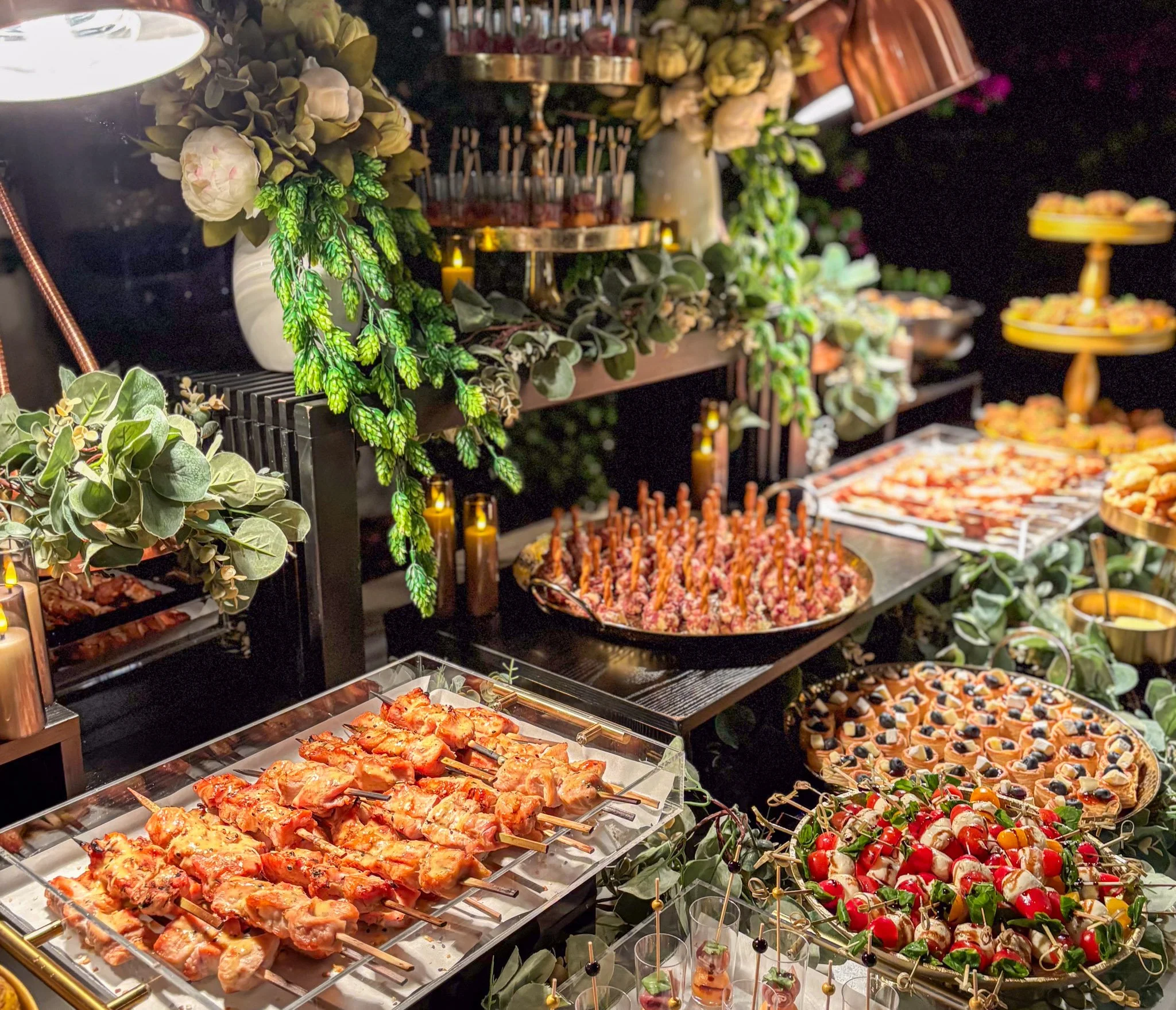Luxury cocktail hour catering by Francesca’s Catering in Miami featuring grilled skewers, gourmet hors d’oeuvres and elegant event décor.