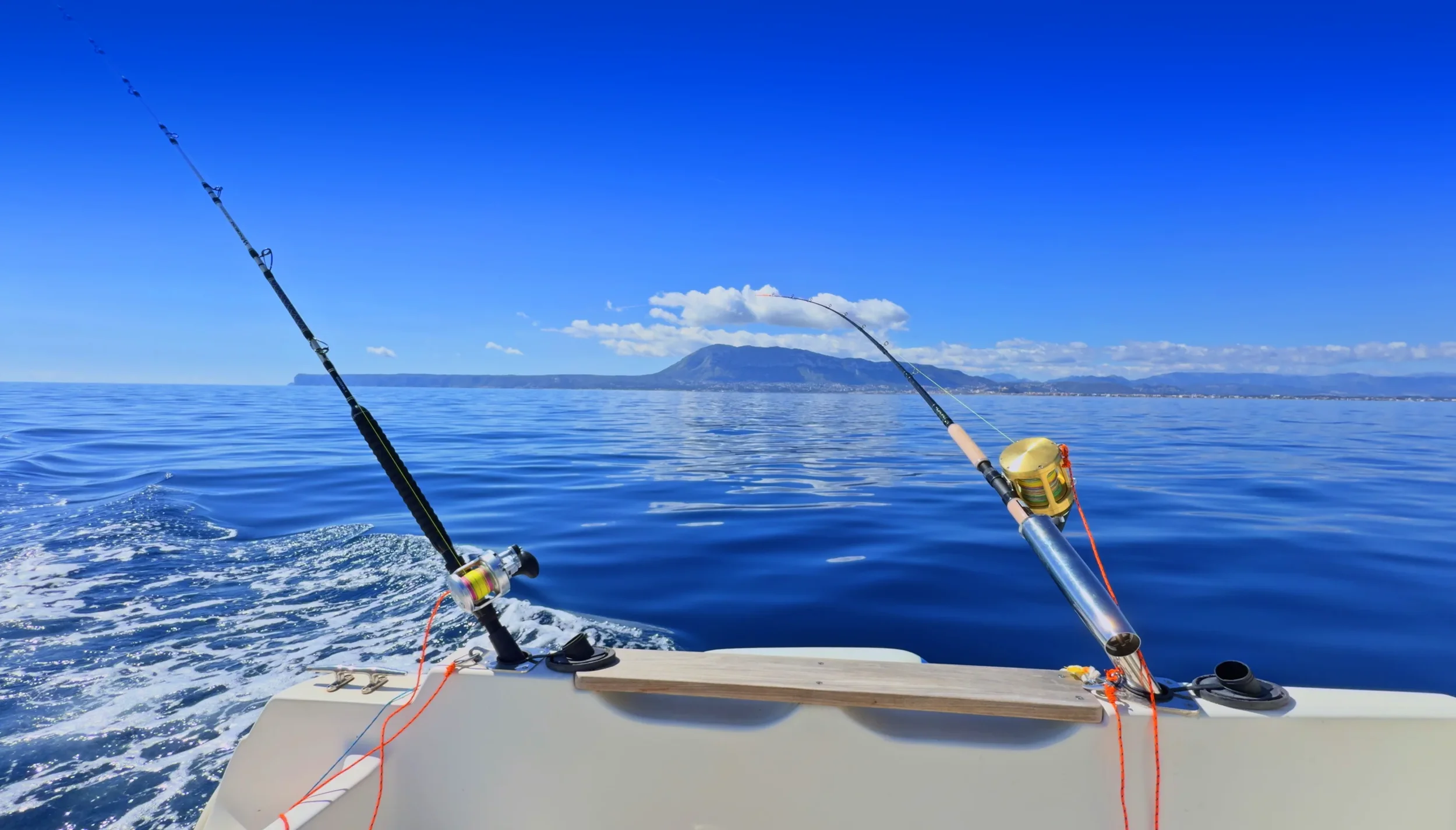 Cañas de curricán en barco de pesca en mar Mediterráneo frente a Dénia.
