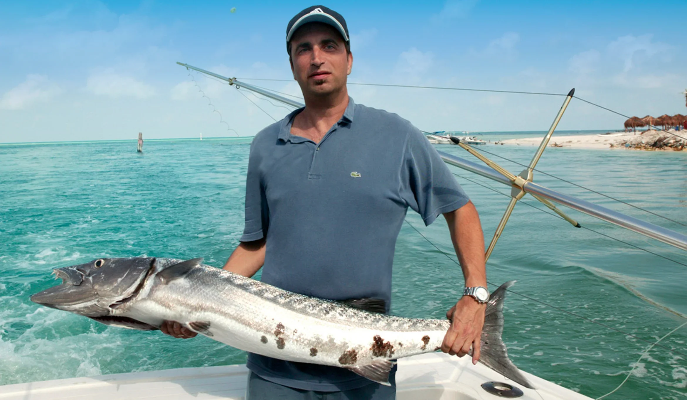 Captain Tono con captura de pez barracuda pescando en el Caribe de Mexico