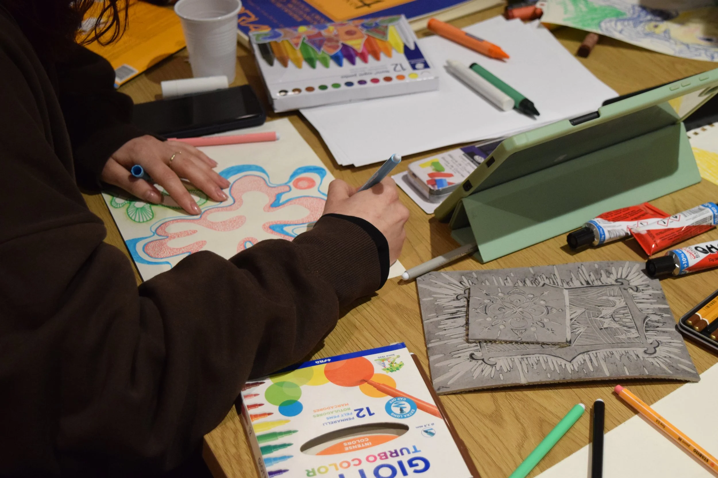 Održane kreativno-umetničke radionice „Slobodni potezi“ za TIRV osobe