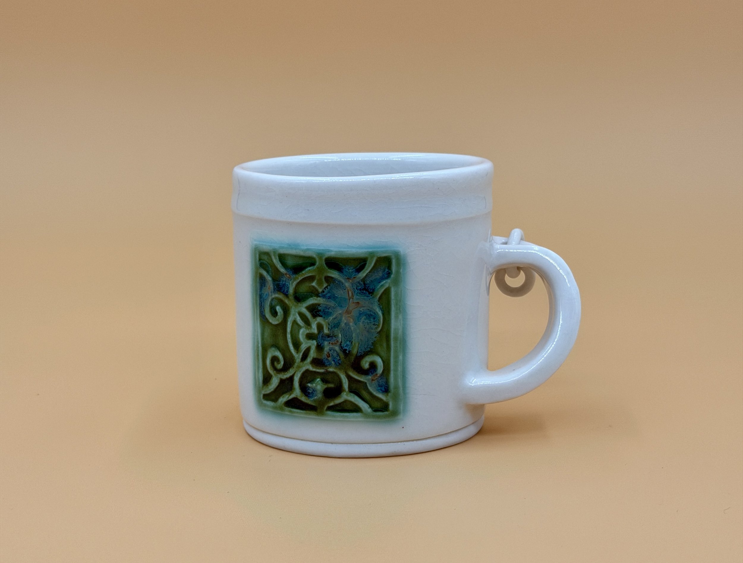 fidget mug
april 2026

porcelain. features freely spinning chains for the drinker to fidget with.
